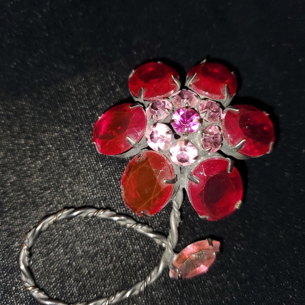 Large Red Rhinestone Daisy Brooch - Picture 4 of 6